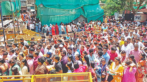 कोल्हापूर : अंबाबाईच्या दर्शनासाठी झालेली भाविकांची अलोट गर्दी.