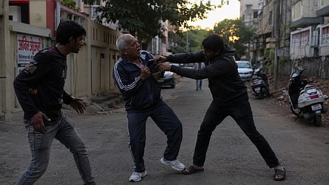 Dombivli Crime : डोंबिवलीत मॉर्निंग वॉकसाठी गेलेल्या ज्येष्ठ नागरिकाला लुटले, दांडक्याने मारहाण करत सोन्याची चेन लंपास