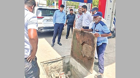 Pandharpur Petrol Pump Inspection: जिल्हाधिकाऱ्यांकडून पेट्रोल पंपाची तपासणी 