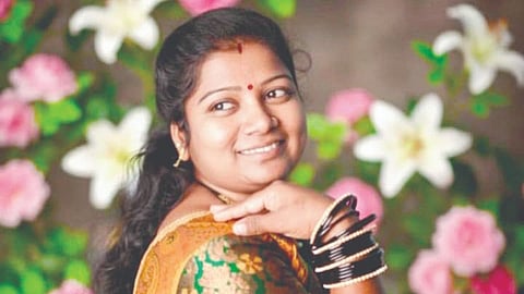 समुद्राच्या लाटेच्या तडाख्याने  बेशुध्द झालेल्या महिलेचा मृत्यू