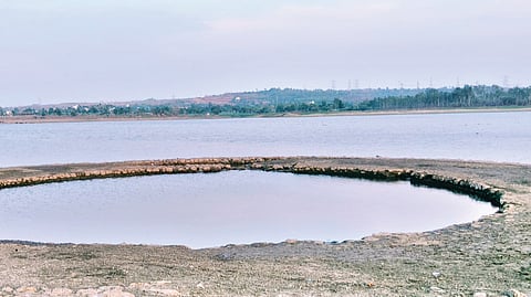 कळंबा तर्फ ठाणे : येथील ऐतिहासिक तलावाची घटलेली पाणीपातळी व शाहूकालीन विहिर. 