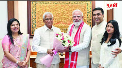 नवी दिल्ली : पंतप्रधान नरेंद्र मोदी यांना पुष्पगुच्छ प्रदान करताना पांडुरंग सावंत. सोबत मुख्यमंत्री डॉ. प्रमोद सावंत, प्रा. सुलक्षणा सावंत व पार्थिवी सावंत