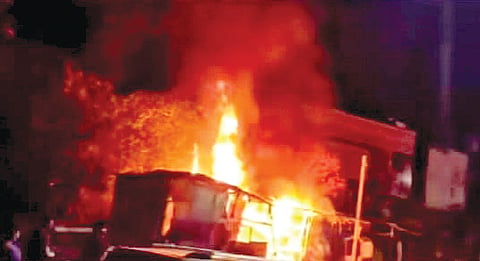 Satara fire incident: साताऱ्यात टपऱ्यांना आग