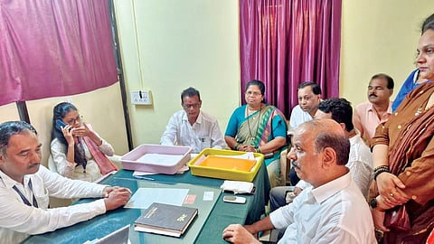सावंतवाडी : वीज वितरण कंपनीच्या कार्यालयात अधिकारी राक्षे यांना जाब विचारताना बबन साळगावकर, दीपाली भालेकर, सुधीर आडीवरेकर, निलम नाईक आदी पदाधिकारी. 	(छाया : नागेश पाटील)