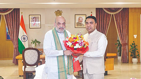 दिल्ली : गृहमंत्री अमित शहा यांना भेटीदरम्यान पुष्पगुच्छ देताना मुख्यमंत्री डाॅ. प्रमोद सावंत.  