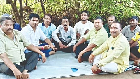 कार्जिडा : येथे साखळी उपोषणास बसलेले जामदा धरणग्रस्त. 