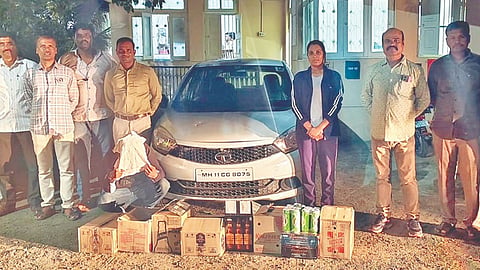 Satara illegal liquor: अवैध दारू वाहतुकीवर कारवाई; पावणेतीन लाखांचा मुद्देमाल जप्त
