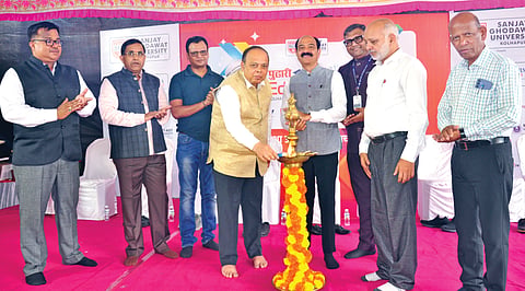 कोल्हापूर : दै.‘पुढारी’ आयोजित ‘एज्यु-दिशा-2026’ शैक्षणिक प्रदर्शनाचे दीपप्रज्वलन करून उद्घाटन करताना कुलगुरू डॉ. आर. के. कामत. समवेत संजय घोडावत विद्यापीठाचे व्यवस्थापकीय संचालक विनायक भोसले, प्रा. राहुल माटे, डॉ. राजेश कंठे, अनुपसिंग, प्रा. भारत खराटे, डॉ. उल्हास माळवदे, दै.‘पुढारी’चे सहायक समूह सरव्यवस्थापक अमित डिक्कर, दै.‘पुढारी’चे सरव्यवस्थापक (ऑपरेशन्स) राजेंद्र मांडवकर, दै.‘पुढारी’चे कार्यकारी संपादक विजय जाधव आदी.	