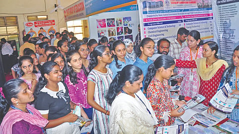कोल्हापूर : दै. ‘पुढारी’ एज्यु-दिशा प्रदर्शनातील विविध शैक्षणिक संस्थांच्या स्टॉलवर माहिती घेण्यासाठी रविवारी विद्यार्थ्यांसह पालकांची झालेली गर्दी. 	
