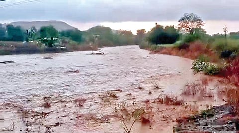 Satara Rain: बापरे! पहिल्याच पावसात येरळा दुथडी 
