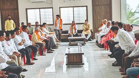 शिरोळ : येथे गोकुळ निवडणुकीसंदर्भात उच्च व तंत्र शिक्षणमंत्री चंद्रकांत पाटील यांनी भाजपचे प्रमुख नेते, पदाधिकारी बैठक घेतली.