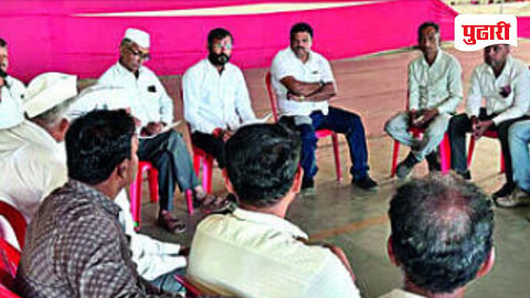 माशिक: बैठकीत आंदोलनाची दिशा स्पष्ट करताना शेतकरी.