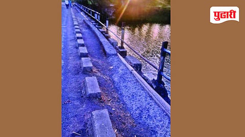 देवळाली कॅम्प : शेवगे दारणा येथे तडे गेलेला तसेच संरक्षक जाळ्या तुटलेला धोकादायक पूल.