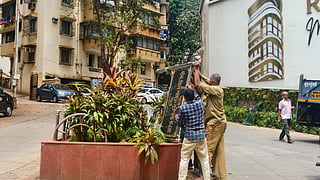 PHOTOS : मनसेच्या दणक्यानंतर मलबार हिलमधील ‘ते’ गुजराती बोर्ड BMCने अखेर हटवले