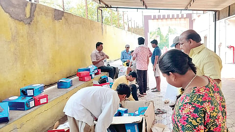 Solapur News: शाळेकडून विशिष्ट विक्रेत्याची सक्ती