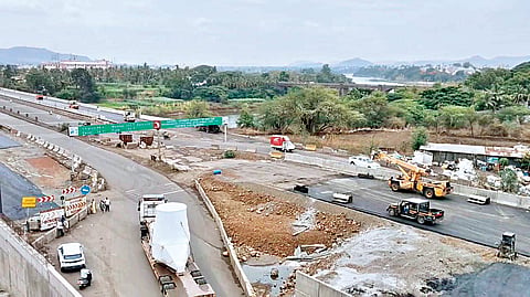 Karad News: कामे अपूर्ण असताना उड्डाण पूल खुला करण्याची घाई