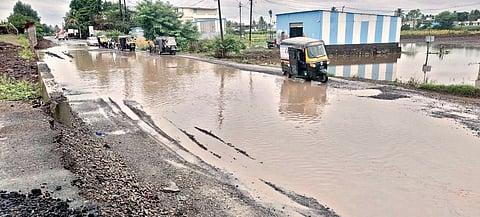 Karad Rain: पहिल्याच पावसात महामार्गावरील सेवा रस्ते जलमय 