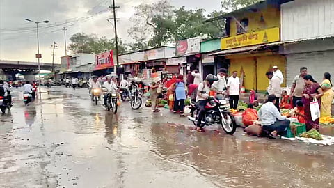 Solapur News: बुजविलेले खड्डे गेले पावसात वाहून