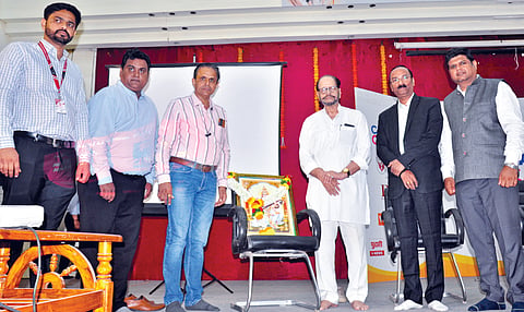 कोल्हापूर : ‘पुढारी’ माध्यम समूहातर्फे ‘पुढारी कॅम्पस टू करिअर’ या विशेष उपक्रमाच्या शुभारंभप्रसंगी स्वामी विवेकानंद शिक्षण संस्थेचे कार्याध्यक्ष प्राचार्य अभयकुमार साळुंखे. समवेत ‘पीसीईटी’चे प्रा. मोहित शेवकर, ‘कॅम्पस देखो’चे दीपक भोसले, दै. ‘पुढारी’चे सरव्यवस्थापक (पुणे) डॉ. सुनील लोंढे, विश्वकर्मा युनिव्हर्सिटीचे डॉ. युवराज लाहोटी, डी. वाय. पाटील युनिव्हर्सिटी पुणेचे डॉ. मुकेश अग्रवाल आदी. 