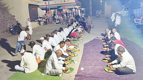 Solapur News : जाती-पातीच्या भिंती भेदून अख्खं गाव बसलं एकाच पंगतीत