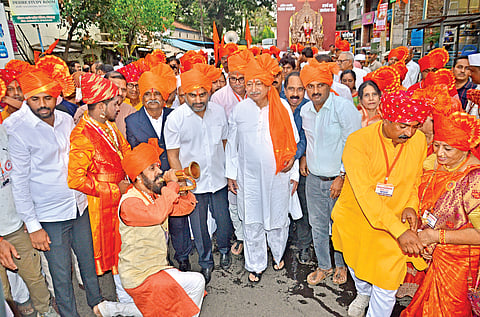 कोल्हापूर : शिवराज्याभिषेक दिनानिमित्त मराठा महासंघाच्या मिरवणुकीचे उद्‌घाटनप्रसंगी खासदार शाहू महाराज, आमदार सतेज पाटील, नगरसेवक इंद्रजित बोंद्रे, वसंतराव मुळीक, ॲड. धनंजय पठाडे आदी. दुसऱ्या छायाचित्रात शहरात भव्य मिरवणूक काढण्यात आली. मिरवणुकीत सहभागी झालेल्या महिला. 