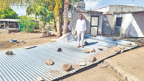 Sangola Strong Winds: सांगोल्यात वादळी वाऱ्यामुळे घरावरील पत्रे उडाले