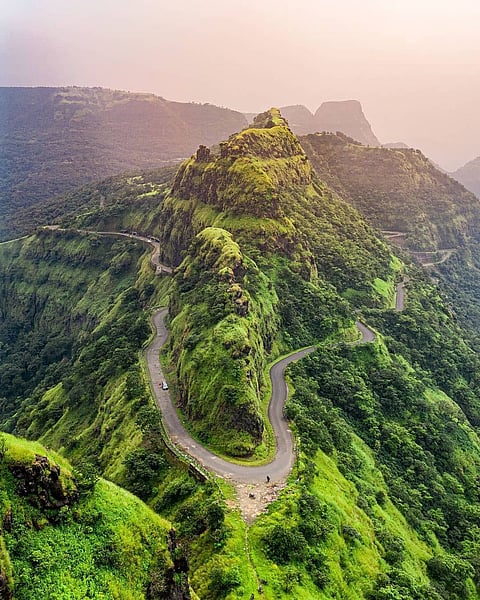 Monsoon Travel Maharashtra : लाल परीने अनुभवावे असे ७ सुंदर घाट