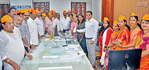 कोल्हापूर : जिल्हाधिकारी डॉ. विजय राठोड यांना निवेदन देताना सर्वपक्षीय कोल्हापूर गॅझेटियर अंमलबजावणी समितीचे ॲड. बाबा इंदुलकर, विजय देवणे, संजय पवार, इंद्रजित सावंत आदी. 