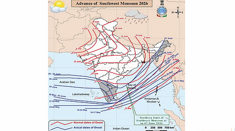 कोल्हापूर : हवामान विभागाच्या मान्सूनची स्थिती दाखवणाऱ्या नकाशात कोल्हापूर जिल्हा मान्सूनने व्यापल्याचे निळ्या रेषांमध्ये दिसत आहे.