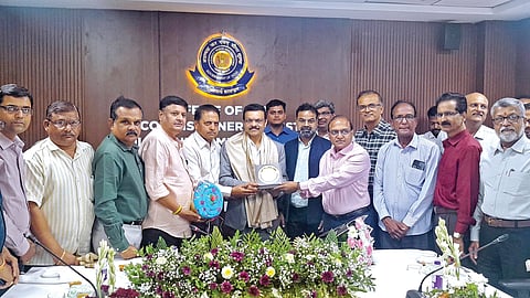 कोल्हापूर : जीएसटी कार्यालयात आयोजित बैठकीत उद्योग-व्यापारी संघटनांच्या पदाधिकाऱ्यांनी  केंद्रीय जीएसटी मुख्य आयुक्त नीरज कन्सल यांचा सत्कार केला.