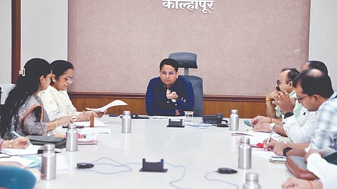 कोल्हापूर : ‘पीसीपीएनडीटी’ सल्लागार समितीच्या बैठकीत बोलताना जिल्हाधिकारी डॉ. विजय राठोड. सोबत अन्य अधिकारी.