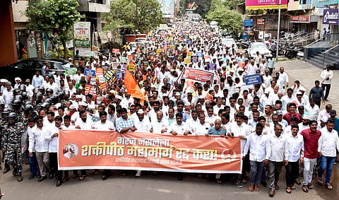 शक्तिपीठ महामार्गविरोधात मंगळवारी शेतकऱ्यांनी जिल्हाधिकारी कार्यालयावर विराट मोर्चा काढला. आ. सतेज पाटील व माजी खा. राजू शेट्टी यांच्या नेतृत्वाखाली निघालेल्या मोर्चात आजी-माजी आमदार, विविध पक्ष-संघटनांचे पदाधिकारीही सहभागी झाले होते.