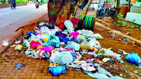 बेळगाव : किल्ला तलावासमोर साचलेला कचरा 