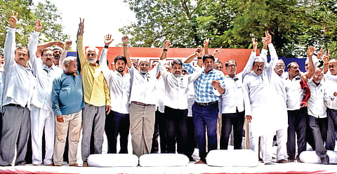 कोल्‍हापूर : शक्‍तिपीठविरोधात आयोजित सभेत नेत्‍यांनी हात उंचावून एकजुटीचे दर्शन घडविले. 