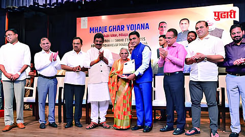 पणजी : ज्येष्ठ महिलेला माझे घर सनद प्रदान करताना मुख्यमंत्री डॉ. प्रमोद सावंत. बाजूला डावीकडून आमदार जीत आरोलकर, आमदार चंद्रकांत शेट्टो, मच्छीमार मंत्री नीळकंठ हळर्णकर, खासदार सदानंद शेट तानावडे, महसूल मंत्री बाबूश मोन्सेरात व पर्यटन मंत्री रोहन खंवटे.