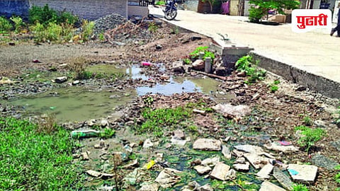 मालेगाव : सीताईनगर येथील भूमिगत गटाराचे चेंबर चोकअप झाल्याने रस्त्याच्या कडेला साचलेले सांडपाणी