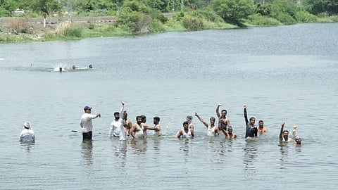 Solapur News: पोलिसांना चकवा देत शेतकऱ्यांच्या तलावात उड्या