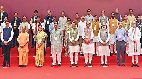 नवी दिल्‍ली येथे नीती आयोगाच्‍या बैठकीत उपस्‍थित असलेले पंतप्रधान नरेंद्र मोदी, त्‍यांचे मंत्रिमंडळातील सहकारी आणि सर्व राज्‍यांचे मुख्‍यमंत्री. 