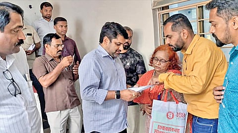 कोल्हापूर : रस्ते विकास प्रकल्पासाठी करण्यात आलेल्या वृक्षतोडीसंदर्भात आमदार सतेज पाटील यांना माहिती देताना पर्यावरणप्रेमी-निसर्गसेवक.