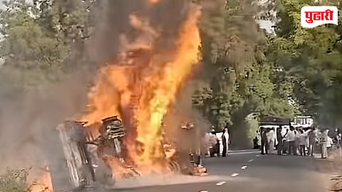 Dhule fire news | शिरपूर चोपडा मार्गावर ट्रक उलटून भीषण आग