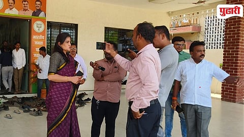 Chhaya Patil Meets Girish Mahajan
