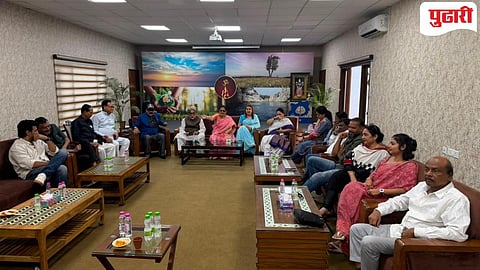 बंडखोर खासदारांचा गट केंद्रीय मंत्री भूपेंद्र यादव यांच्या निवासस्थानी होता. 