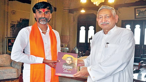 कोल्हापूर : खासदार शाहू महाराज यांनी मराठा आरक्षण आंदोलनकर्ते मनोज जरांगे यांना दैनिक ‘पुढारी’चे मुख्य संपादक डॉ. प्रतापसिंह जाधव यांचे आत्मचरित्र ‘सिंहायन’ भेट दिले. 	