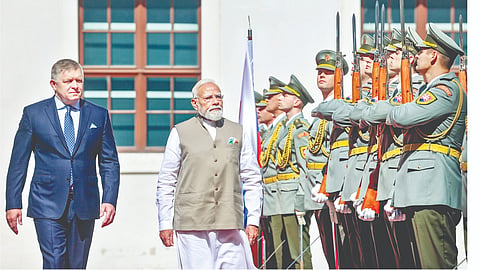 ब्रातिस्लाव्हा (स्लोव्हाकिया) : पंतप्रधान नरेंद्र मोदी यांचे सोमवारी ऐतिहासिक ब्रातिस्लाव्हा कॅसल येथे पंतप्रधान रॉबर्ट फिको यांनी स्वागत केले.