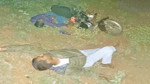 शिल्तीभावी : येथे पत्नीचा खून करून तिच्या अंगावर दुचाकी टाकत अपघात भासवण्याचा प्रयत्न करणारा संतोष बाजूला झोपलेला दिसत आहे.