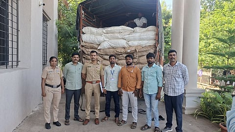 Sangli Crime : बनपुरी फाट्यावर आटपाडी पोलिसांचा सापळा यशस्वी; १७५ पोती प्रतिबंधित गुटखा आणि आयशर ट्रक जप्त