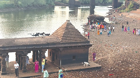 कोल्हापूर : पंचगंगा घाट परिसरात नदीपात्रातील खुली झालेली मंदिरे पाहण्यासाठी गर्दी होत आहे. 