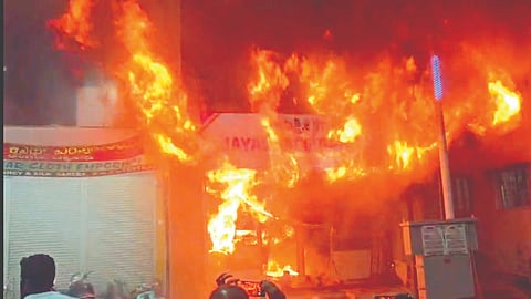 Belgaum: शॉर्टसर्किटने आग, दुकान खाक