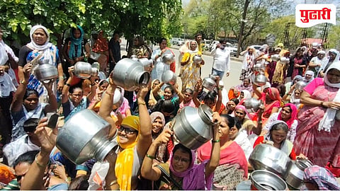 Dhule water crisis | पाणीटंचाईविरोधात महिलांचा जिल्हाधिकारी कार्यालयावर हंडा मोर्चा