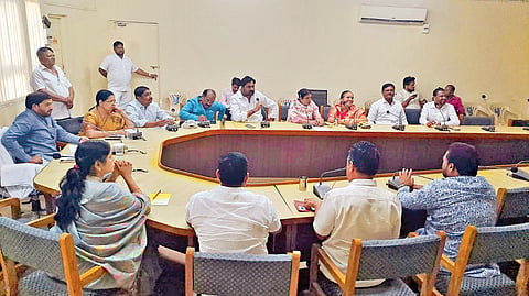 Solapur municipal corporation: प्रस्तावित १३७८ कोटी प्रकल्प संदर्भात महापौरांची आढावा बैठक
